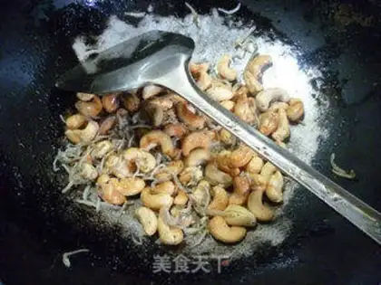 Make Little Haiyan fried cashew nuts step 6