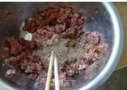 Make Black pepper honey and pork step 1