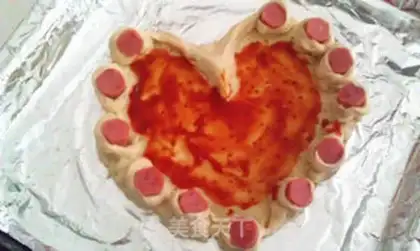 Make A heart-shaped meatloaf pizza step 1