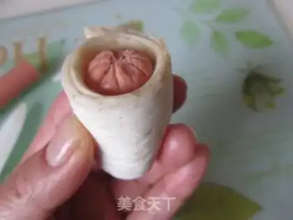 Make The apricot sausage roll step 3