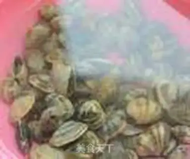 Make Spicy clams step 1