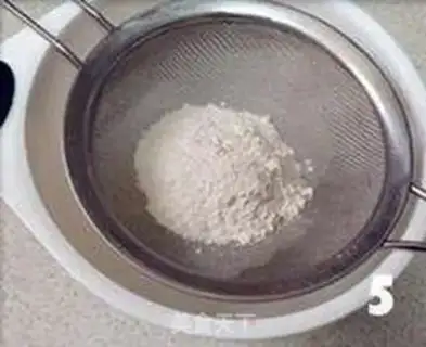 Make raisin Swiss roll step 4