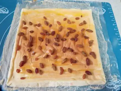Make raisin Swiss roll step 10