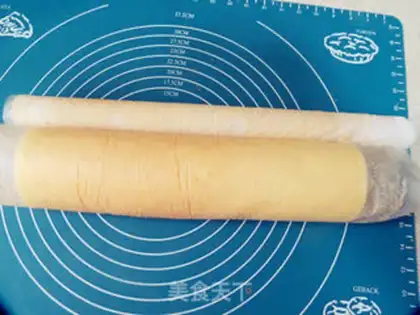 Make raisin Swiss roll step 11