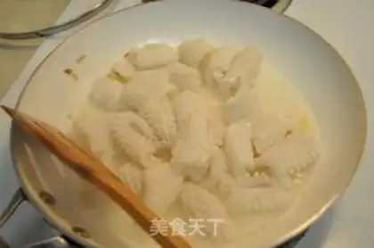 Make Spicy squid noodles step 2