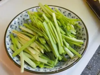 Make Garlic fried eggs step 0