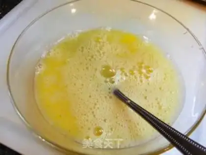 Make Garlic fried eggs step 1