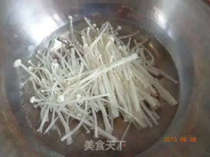 Make Frozen needle mushrooms step 1