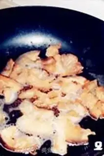 Make Fat pork fried mushroom root step 1
