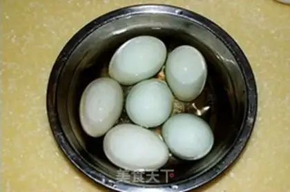 Make Homemade red oil duck eggs step 2
