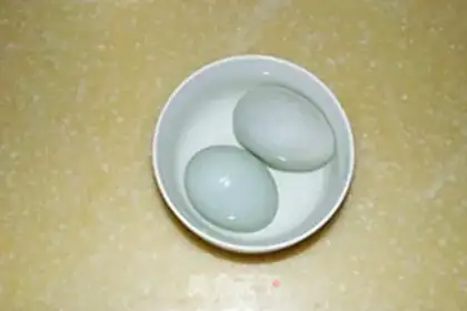 Make Homemade red oil duck eggs step 3