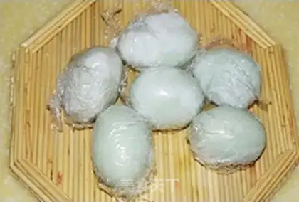 Make Homemade red oil duck eggs step 6