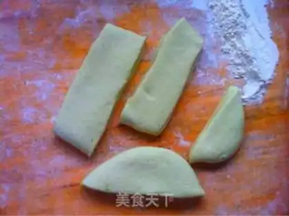 Make cucumber tomato noodles step 1