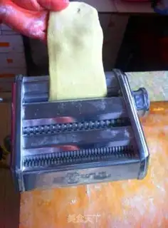Make cucumber tomato noodles step 2