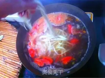 Make cucumber tomato noodles step 5