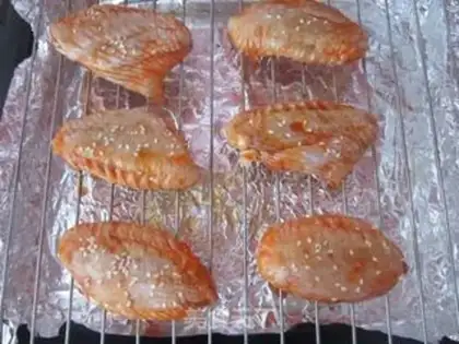 Make The honey is on the wings step 7