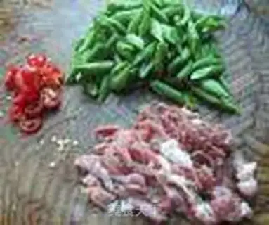 Make Four seasons of bean fried meat step 1