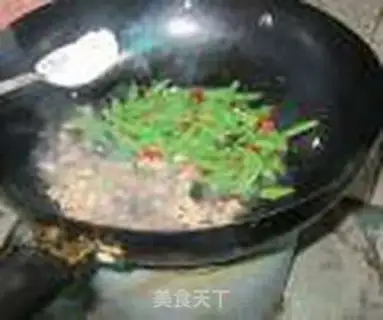 Make Four seasons of bean fried meat step 3