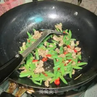 Make Four seasons of bean fried meat step 5