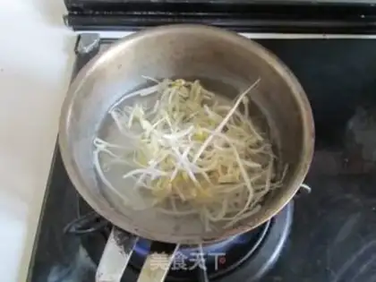 Make Chicken-cracker noodles step 1