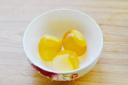 Make The cucumber mixed into eggs step 1