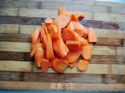Make Carrot and pork step 1