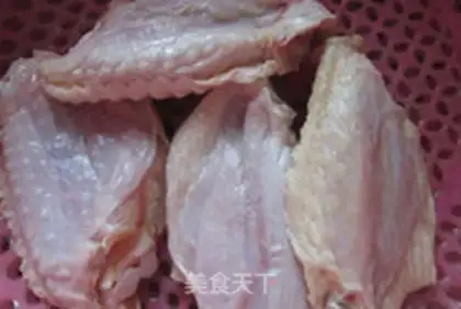 Make The honey is on the wings step 0