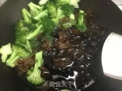 Make The broccoli with the black ear step 0