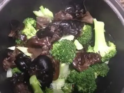 Make The broccoli with the black ear step 1