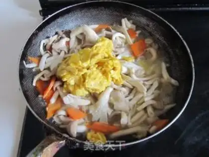 Make Eggs fried mushrooms step 3
