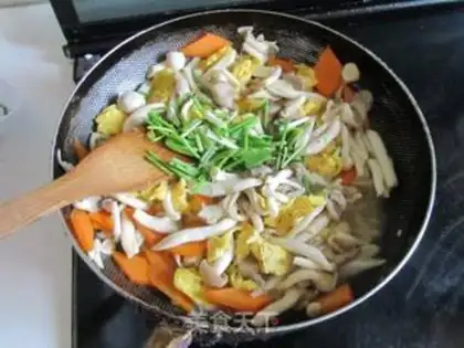 Make Eggs fried mushrooms step 4