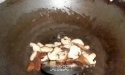 Make Scrambled mushroom egg soup step 4
