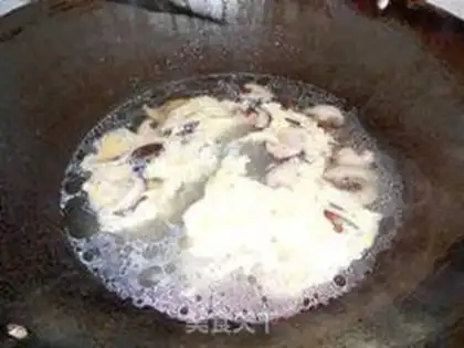 Make Scrambled mushroom egg soup step 5