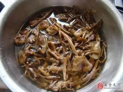 Make A dry pot of tea and mushrooms step 0