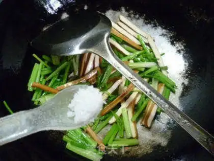 Make Celery fried dry step 5