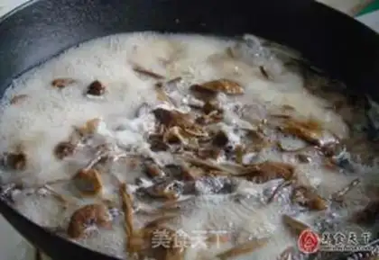 Make A dry pot of tea and mushrooms step 1