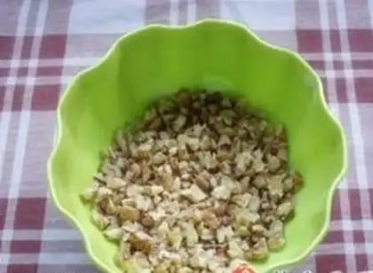 Make Red sugar date mud walnut cake step 3