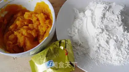 Make Rose buns step 1