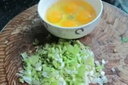 Make Garlic fried eggs step 1