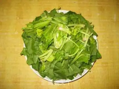 Make Spinach fried eggs step 1
