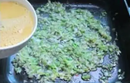 Make Garlic fried eggs step 5