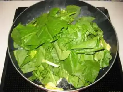 Make Spinach fried eggs step 5