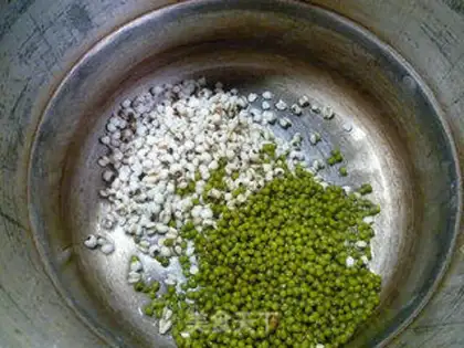 Make The rice and green bean soup step 1