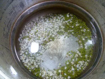 Make The rice and green bean soup step 2
