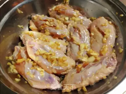 Make Garlic chicken wings step 1