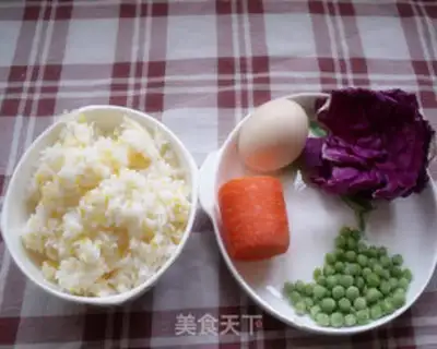 Make Five eggs of fried rice step 0