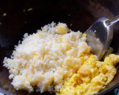 Make Five eggs of fried rice step 4