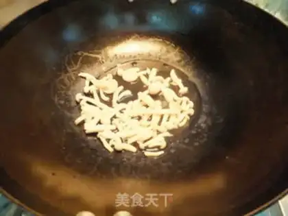 Make White mushroom egg fried rice step 4
