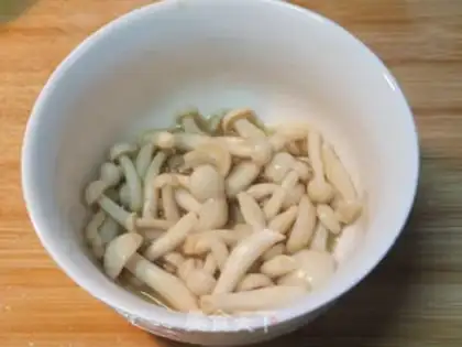 Make White mushroom egg fried rice step 5