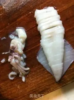 Make Pizza by the seafood flower step 2